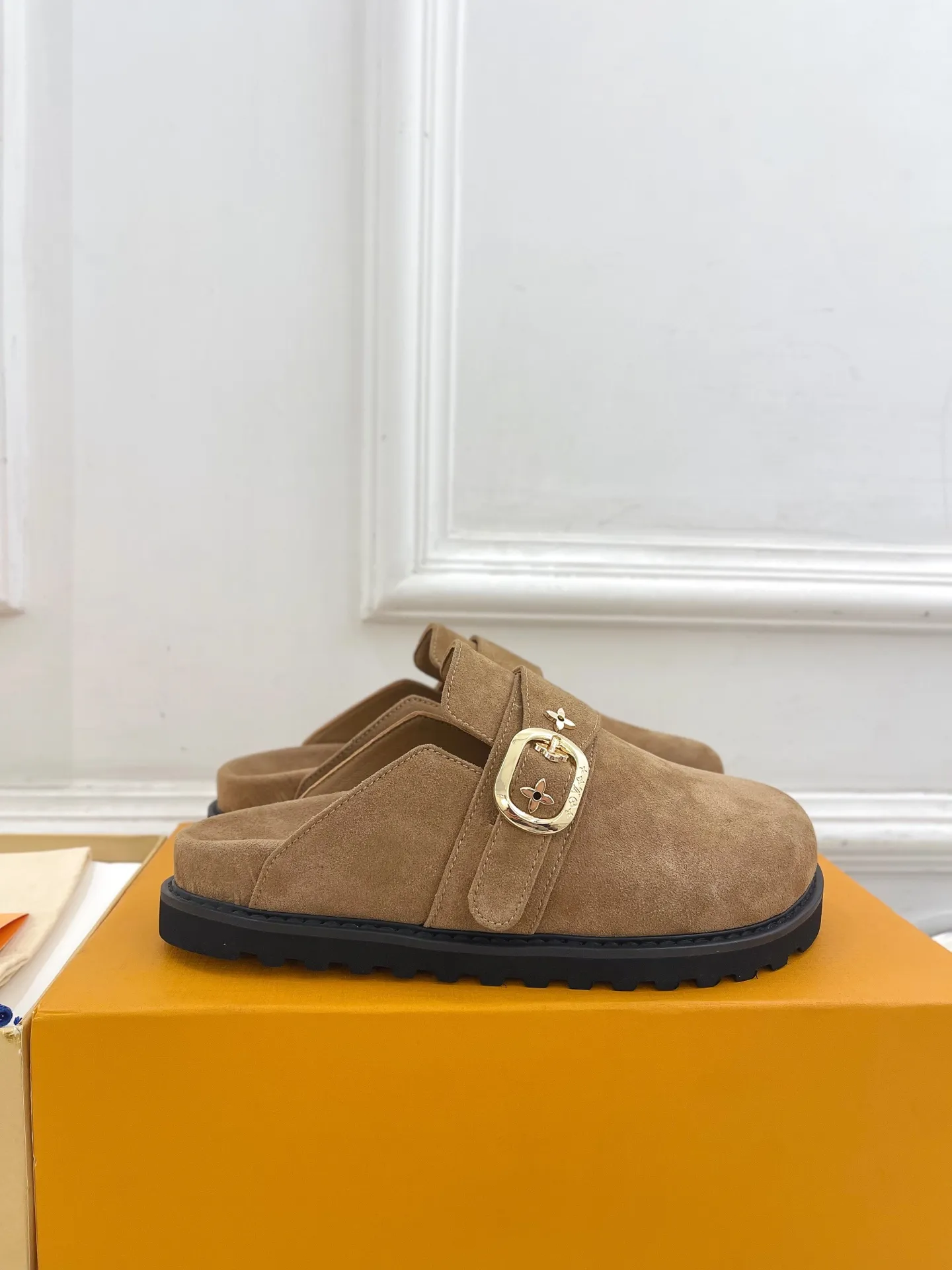 👟👟Ex-factory price 580👟👟 Men's model ➕10 LV | Louis Vuitton 25𝐬𝐬 🧡💚2025 Early spring new model Top version ⚠️ The counter features the latest LV COSY COMFORT metal buckle Bread Mule slippers hard goods new🆕 ❥BS purchasing level! Full of high-end feel! A popular model among bloggers at home and abroad, it’s retro and fashionable and looks amazing on your feet! Mainly recommended models on the official website★ ━━━━━ ЅᏇєєt ━━━━━ ▪️Upper: original specific cowhide/old leather ▪️lining: imported cowhide lining ▪️outsole: original molded outsole ▪️shoe size: women's size 35-39 (customized at 40.41) Men's size 40-44 (45.46 customized)